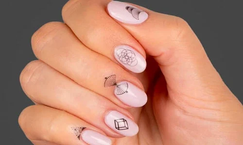 O manichiură minimalistă şi elegantă cu forme geometrice jpeg