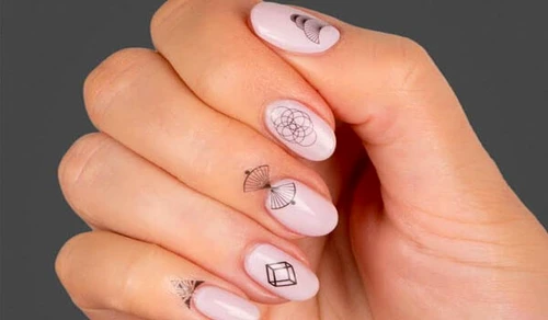 O manichiură minimalistă şi elegantă cu forme geometrice  jpeg