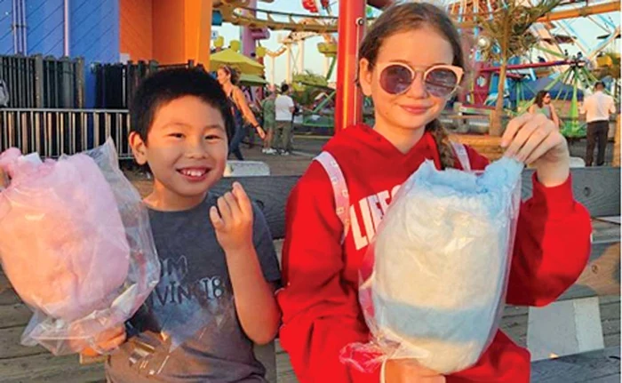 
    Irina, Monica şi Antony  se mai distrează împreună  până pe 1 septembrie  