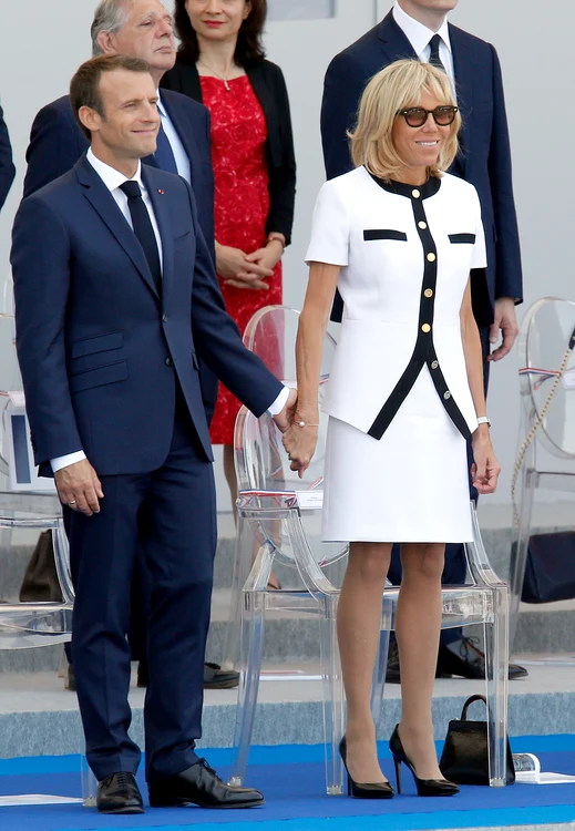 Emmanuel și Brigitte Macron nu fac economie de gesturi tandre în public, la evenimentele oficiale