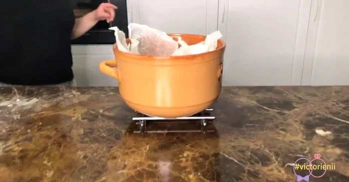 Oala de lut pe fundul căreia Gabriela Cristea a pus apă înainte de a coace pâinea cu cartofi