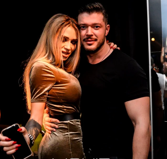 Victor Slav s-a fotografiat alături de tânăra sexy