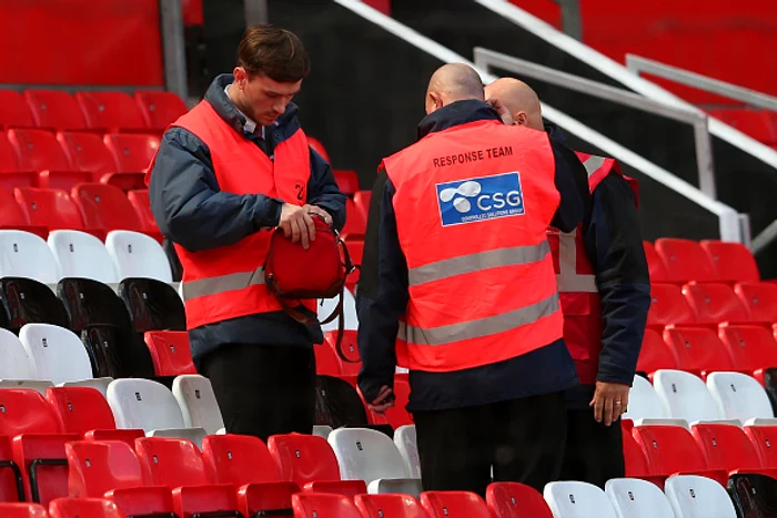 Forţele de ordine au evacuat imediat stadionul şi n-au mai permis începera meciului în aceeaşi zi, United - Bournemouth urmând să se dispute zilele următoare