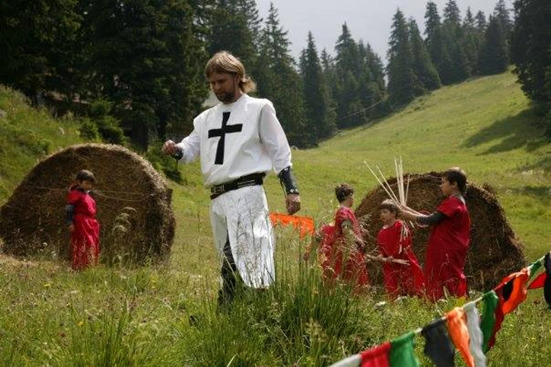 Culegând săgețile după o repriză de tir cu arcul    14 iunie 2016 jpg jpeg