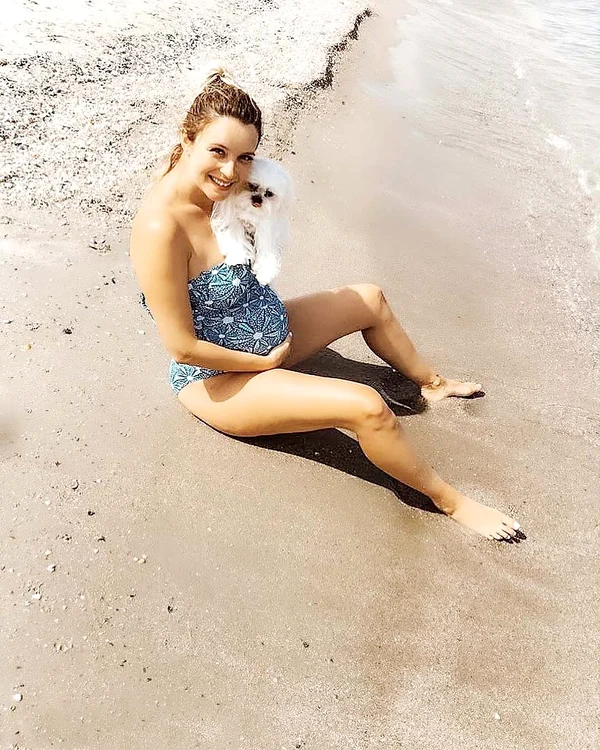 Diana şi-a luat la plajă şi căţeluşul
