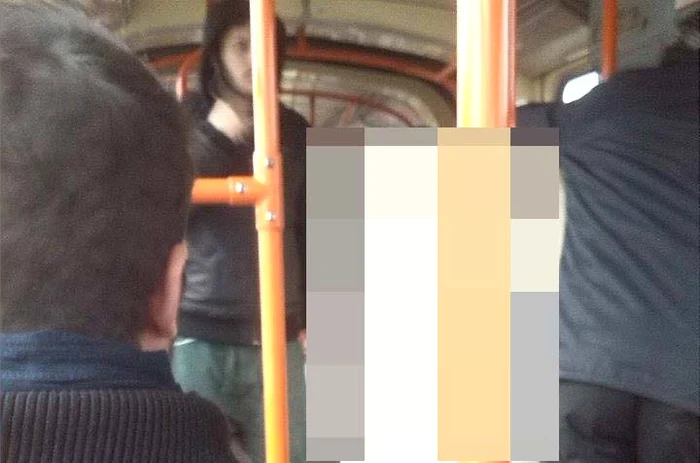 Doi tineri s-au urcat cu frigiderul în tramvaiFoto: Andreea Voicu