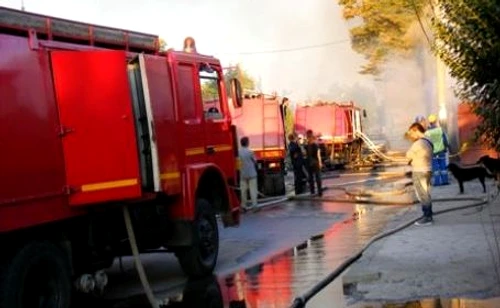 Brăila: La faţa locului sunt zeci de pompieri pentru izolarea zonei