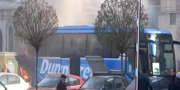 Autocarul sârbesc în parcarea Hotelului Timişoara Foto