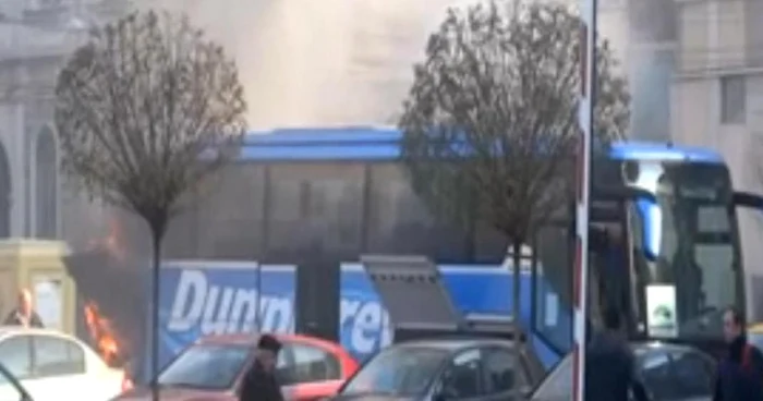 Autocarul sârbesc în parcarea Hotelului Timişoara Foto: caputură video digi24.ro