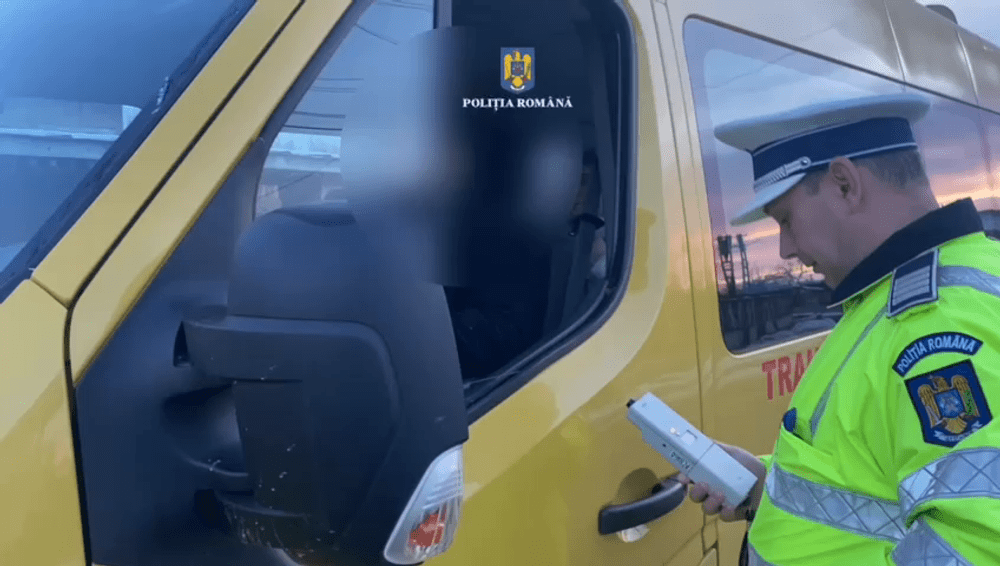 Șofer de microbuz școlar prins băut la volan, la scurt timp după i-a dus pe elevi la unitatea de învățământ VIDEO