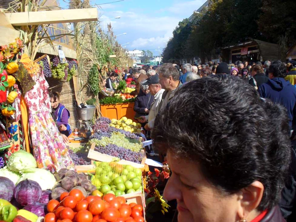 Legumele şi fructele au fost din plin şi pentru buzunarele tuturor la Târgul Toamnei (foto: Lili Maxim)