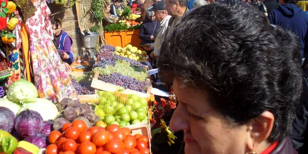 Legumele şi fructele au fost din plin şi pentru buzunarele tuturor la Târgul Toamnei (foto: Lili Maxim)