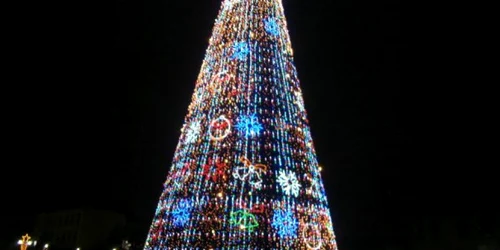 Pomul de Crăciun este împodobit cu perdele de beculeţe