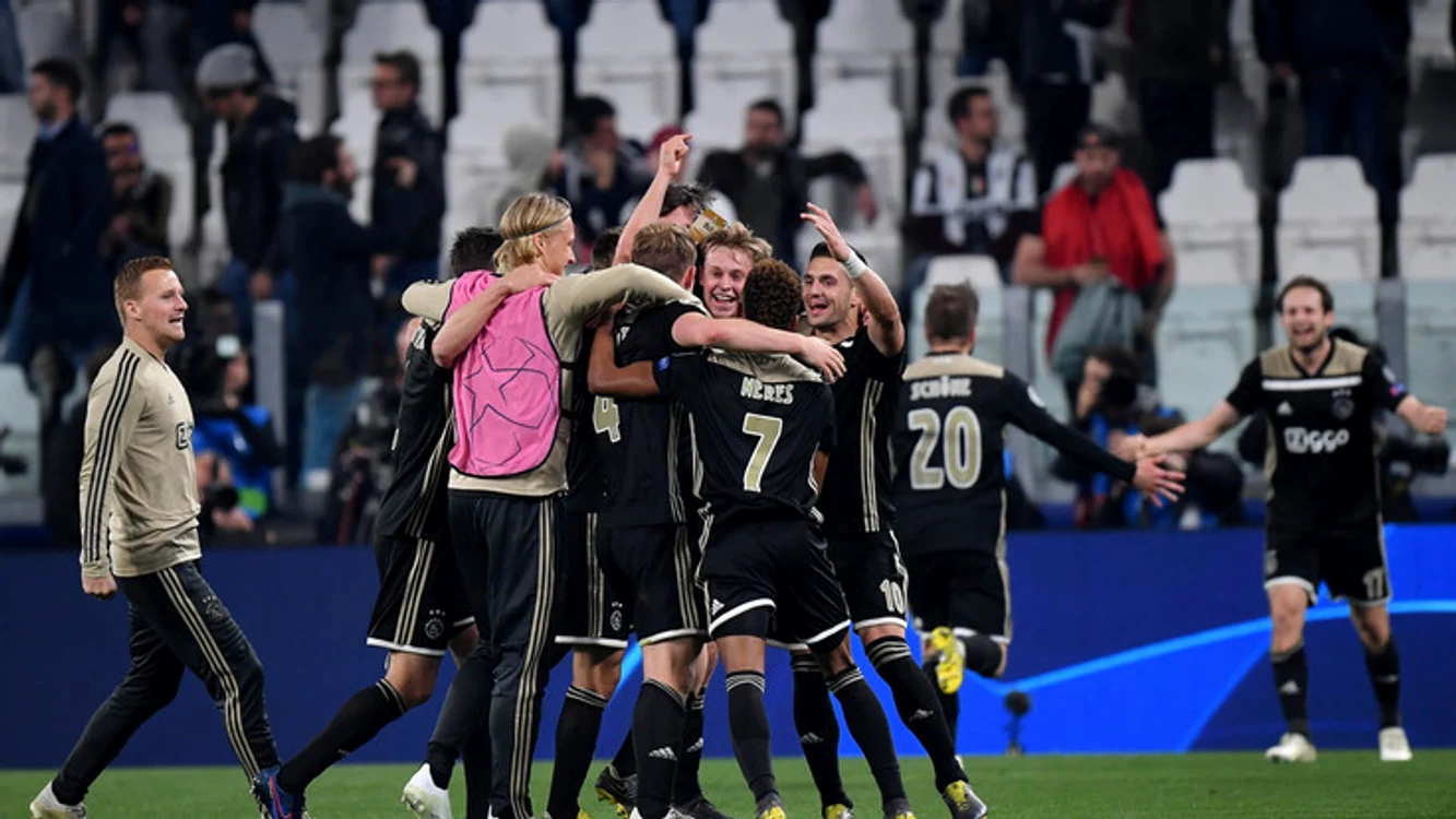 
    Jucătorii lui Ajax sărbătoresc victoria cu Juventus  
