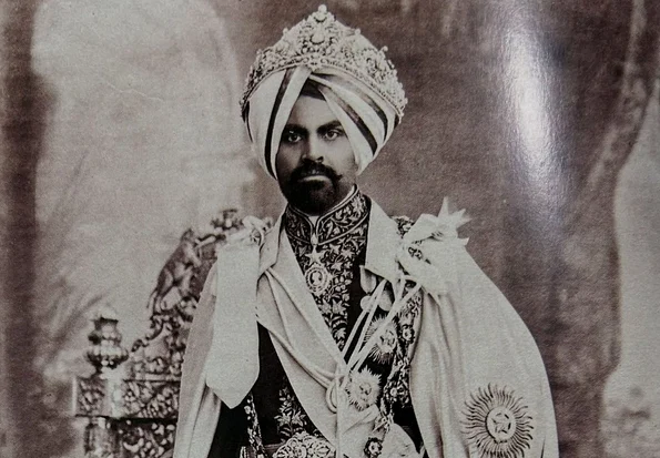 Jagatjit Singh Bahadur, mahradjahul de Kapurthala, fotografiat la începutul secolului XX (© Bourne and Shepherd / Wikimedia Commons)