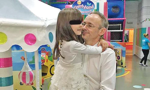 Fetiţa a reuşit să şi creeze deja propriul stil, ajutată de tatăl ei jpeg