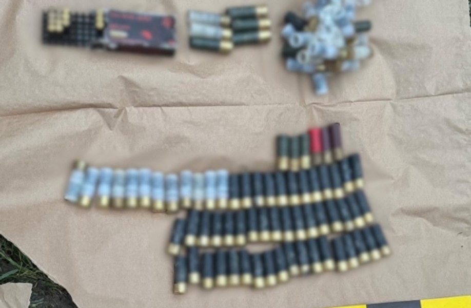 Percheziții în Dâmbovița: arme și muniții aduse ilegal din Turcia, scoase la vânzare