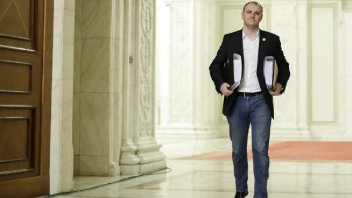 Sebastian Ghiță a venit ieri la Comisia Juridică din Camera Deputaților cu un maldăr de documente ca să-și demonstreze nevinovăția