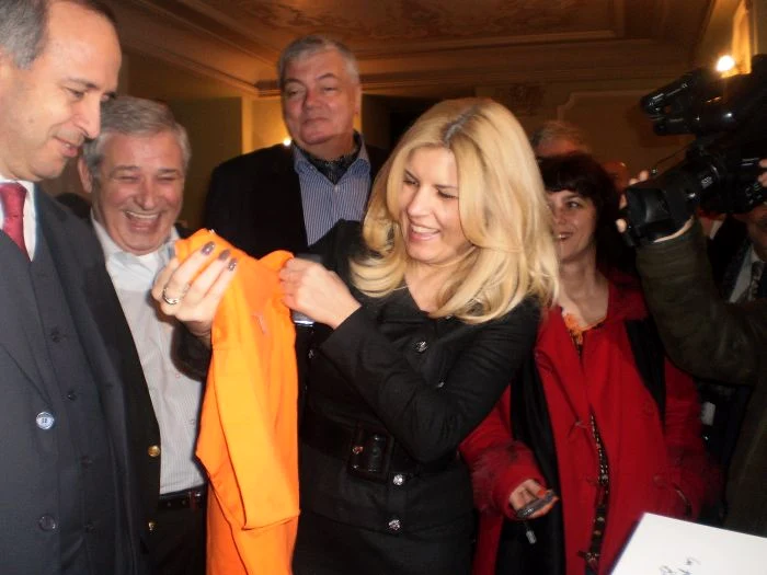 Elena Udrea, primind tricoul cu scamă