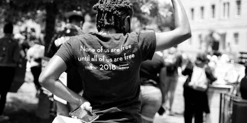 Femeie de culoare la marşul pentru retragerea fondurilor poliţiei Washington iunie 2019 FOTO SHUTTERSTOCK