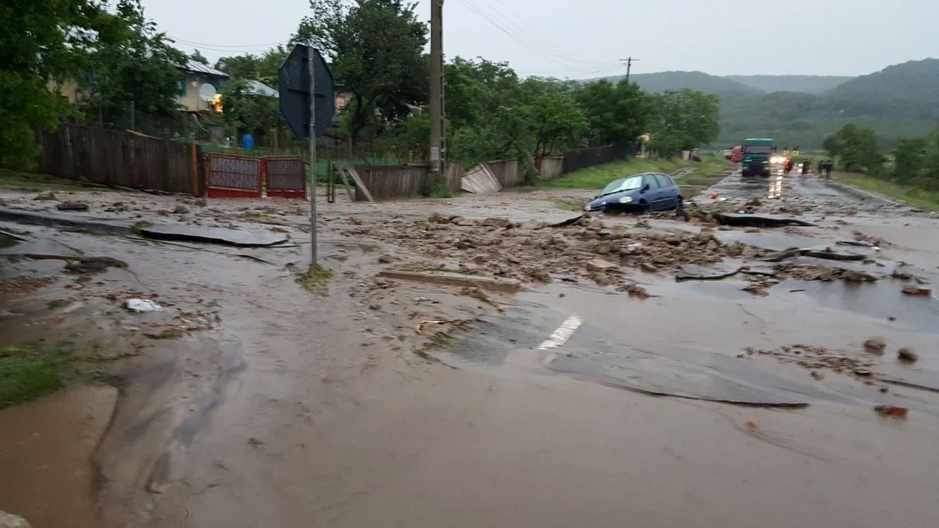 Maşinile au fost luate de apele dezlănţuite