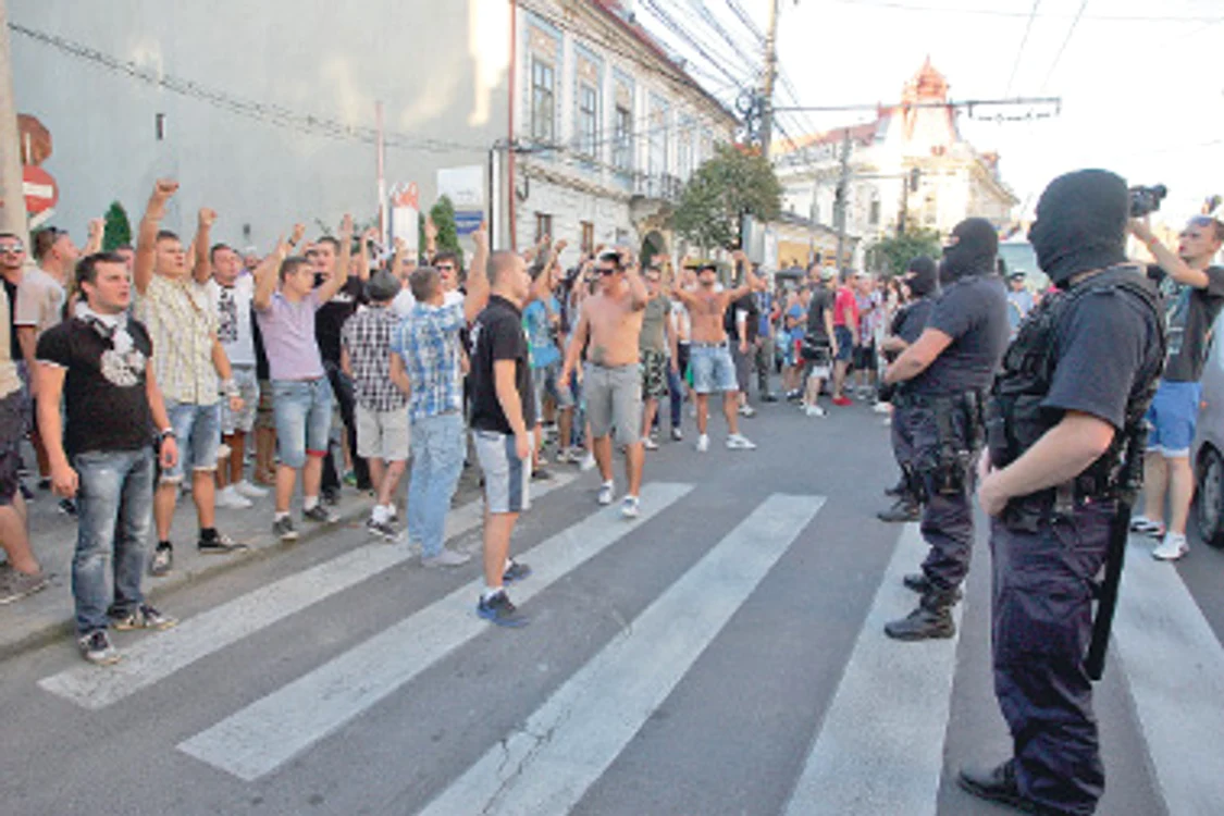 Fanii Universităţii Cluj au ieşit în stradă pentru a împiedica echipa să se mute la Buzău