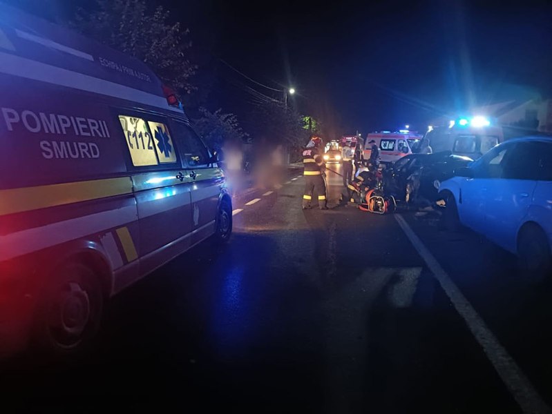 Accident grav pe „drumul morții”: 9 victime, dintre care 5 sunt copii. Persoane prinse între fiarele contorsionate 