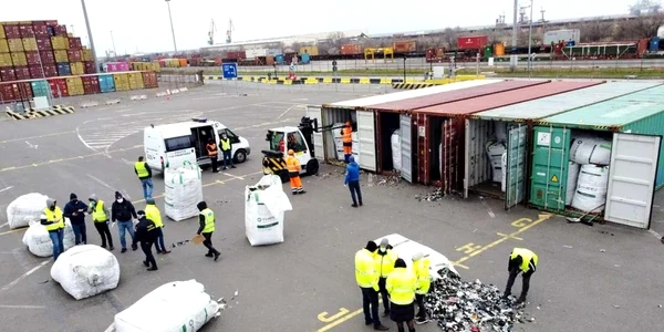 Containere cu deşeuri ilegale aduse în Portul Constanţa Agigea Sursa Poliţia de Frontieră