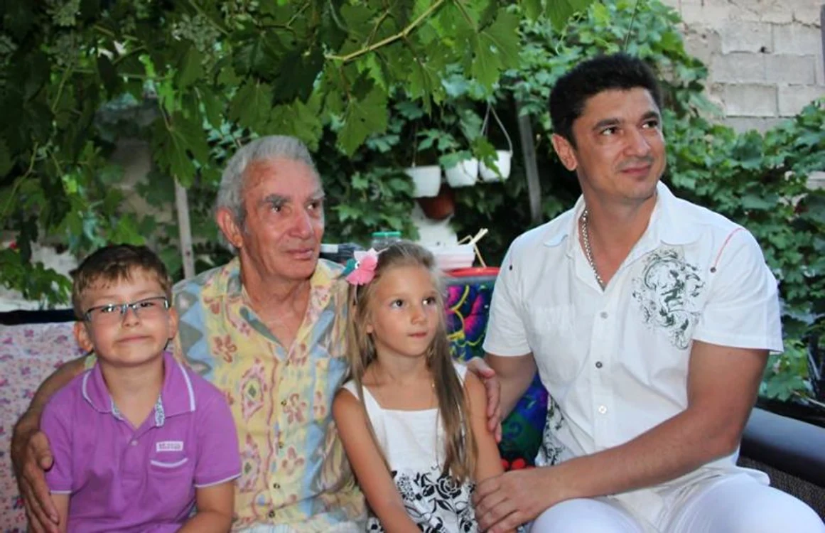Luis Lazarus, într-o fotografie de familie ca tatăl său şi cu cei doi copii