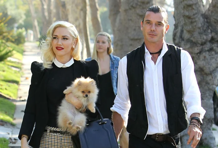 
    Gwen Stefani, alături de fostul soţ, Gavin Rossdale. În spatele lor, dadăca Mindy Mann, cu care Gavin a înşelat-o pe GwenFoto: Splashnews  