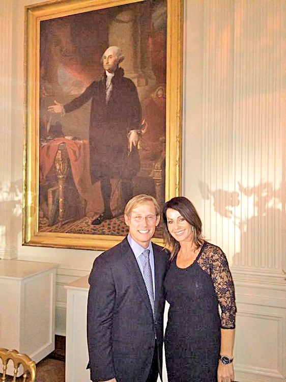 
    Nadia Comăneci şi soţul  ei, Bart Conner, la  recepţia de la Casa AlbăFoto: Facebook  