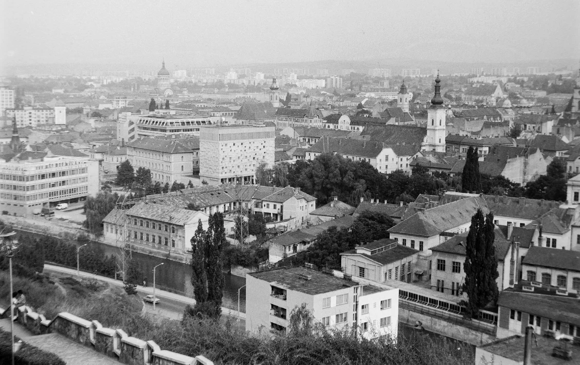 Clădirea, care se remarcă prin ferestre, este vizibilă în mijlocul imaginii. FOTO: Azopan