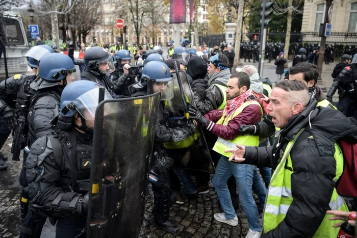Lupte de stradă între vestele galbene şi poliţişti la Paris Franta FOTO AFP