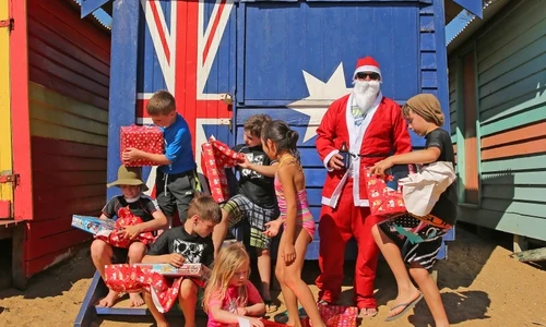 Moş Crăciun i a făcut fericiţi şi pe copiii din Australia (Foto: Scott Barbour/Getty Images) jpeg