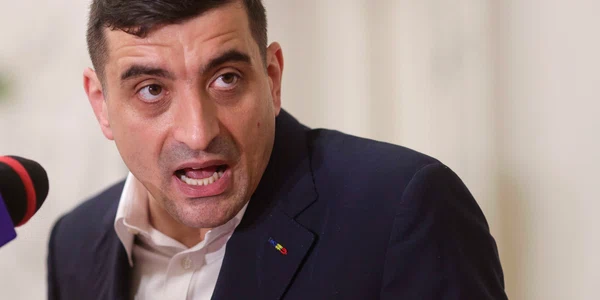 Președintele AUR, George Simion, face declarații de presă după depunerea  moțiunii de cenzură alături de PSD împotriva guvernuluii. FOTO Inquam Photos / Octav Ganea