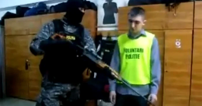 Un mascat i-a prezentat unui elev puşca semiautomată cu lunetă, din dotarea IPJ Buzău  FOTO: IPJ Buzău