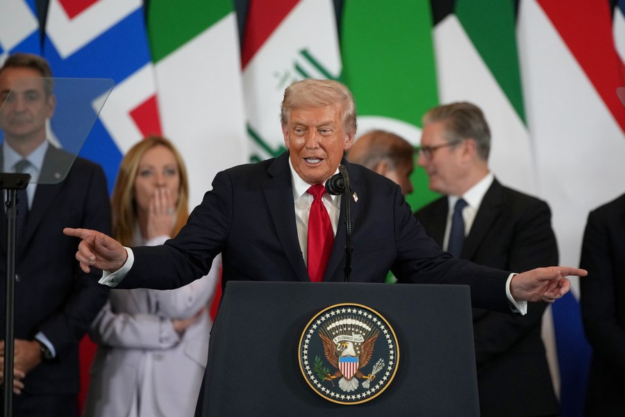 Trump a stârnit râsete la summitul din Egipt glumind cu liderii europeni. Ce a avut de spus despre Meloni
