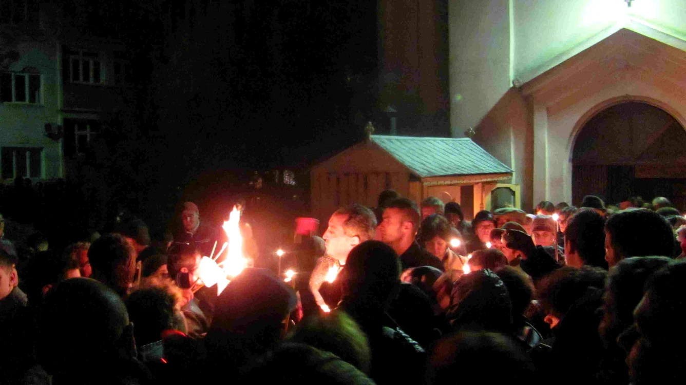 Preoţii i-au îndemat pe cresincioşi să vină să ia lumină