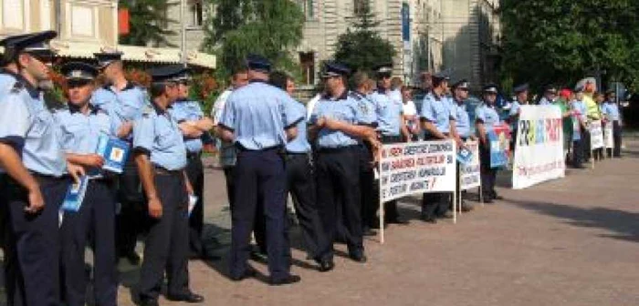 UPDATE Poliţişti în cămin de nefamilişti (GALERIE FOTO)