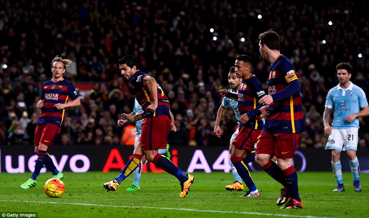 
    Luis Suarez marchează după pasa din penalty a lui Messi  