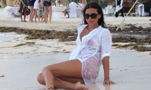 Iubita lui Mutu s a întins ca o sirenă pe plaja exotică jpeg