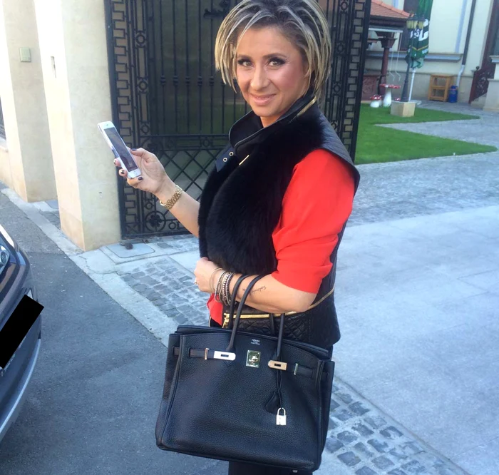 
    Anamaria e dependentă de "Click!Mania Mobile"foto: Click!  