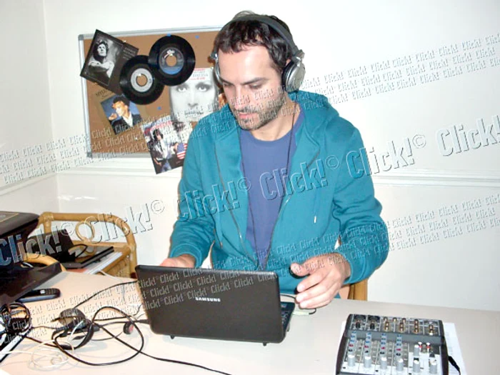 Biroul este singurul colţ personalizat de Claudiu, cu discurile lui dragi (Dalida si Mylene Farmer)