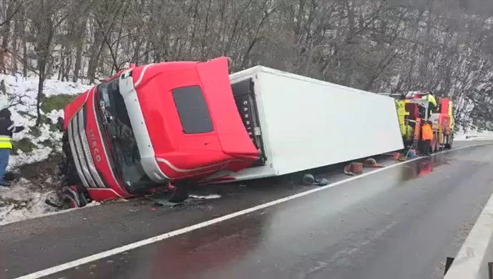 Zeci de oameni au încercat să adune lămâile dintr-un TIR răsturnat pe DN 56A. Ce i-a făcut să renunțe