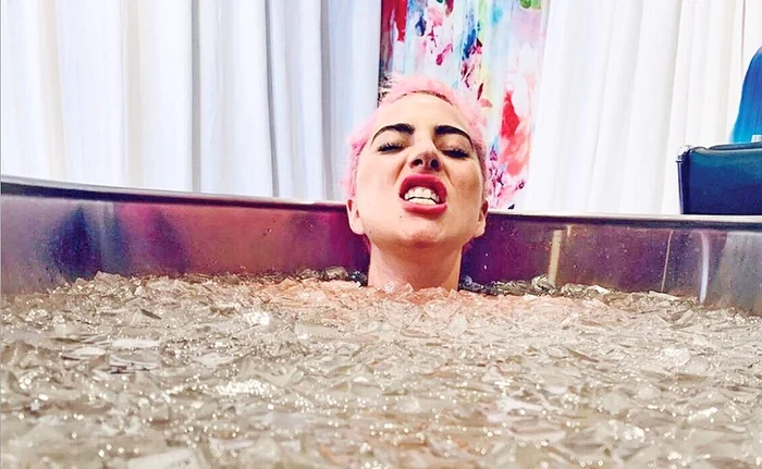 Lady Gaga rezistă în apa îngheţată timp de 10 minute