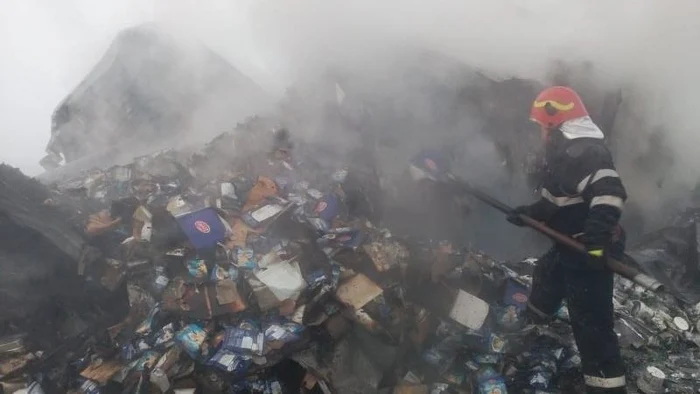 Şoferul tri-ului nu a suferit răni, însă pasagerul, un bărbat de 27 de ani, a murit după ce s-a aruncat în Olt, în încercarea de a se salva Foto: ISU Sibiu