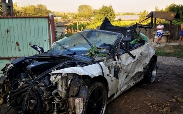 
    BMW-ul care a intrat în locuința celor 3 victimeFoto: adevarul.ro  