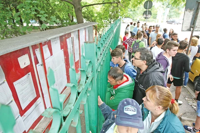 
    Elevii pot vedea rezultatele afişate  la şcolile generale,  începând de azi  