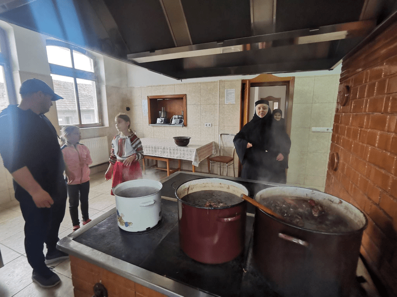 Vopsitul eco al ouălor la Mănăstirea Timișeni. Ce spun măicuțele despre folosirea chimicalelor
