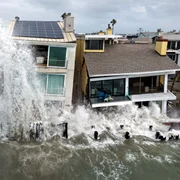 Daunele provocate de furtună pe faleză și la locuințele din Long Beach, California